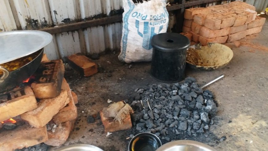 हल्द्वानी में गैस संकट गहराया: मेडिकल कॉलेज में रोटियां बनना हुआ मुश्किल; लकड़ी से बन रहा खाना