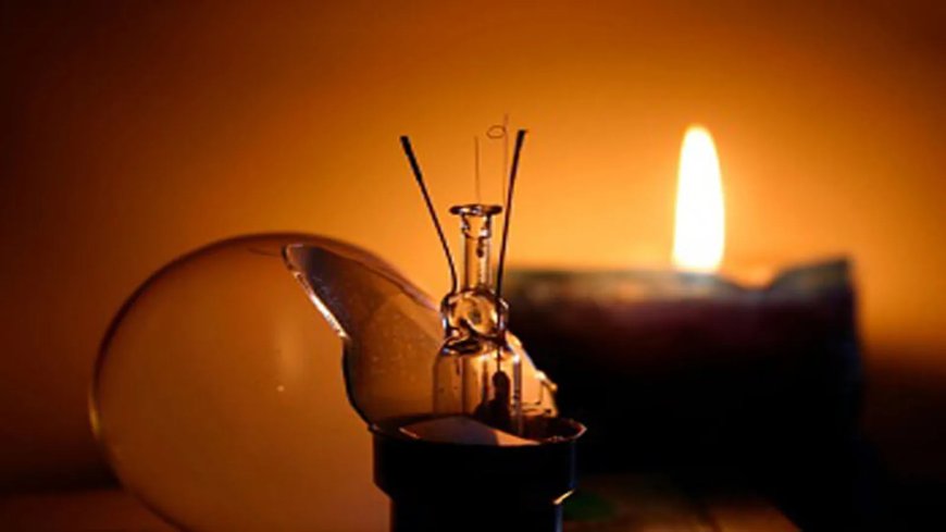 आंधी के कहर से थमी नैनीताल की रफ्तार: 40 घंटे से अंधेरे में डूबा शहर, मोमबत्ती की रोशनी में गुजरी सैलानियों की रात