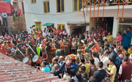 केदारनाथ यात्रा: बर्फबारी के बीच बाबा की डोली रवाना