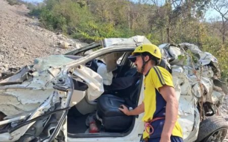 तोताघाटी हादसा: 400 मीटर गहरी खाई में गिरी कार, युवक घायल—युवती लापता, SDRF का सर्च ऑपरेशन जारी