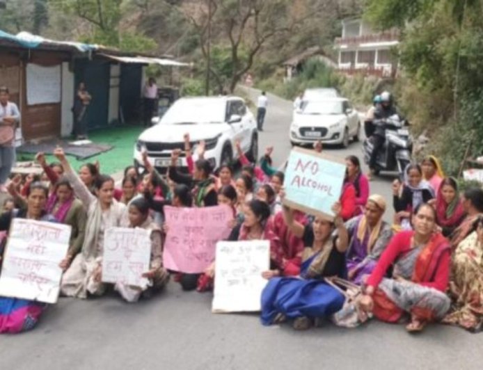 नैनीताल के पहाड़ों में महिलाओं का शांतिपूर्ण विद्रोह, शराब दुकानों के खिलाफ जबरदस्त विरोध