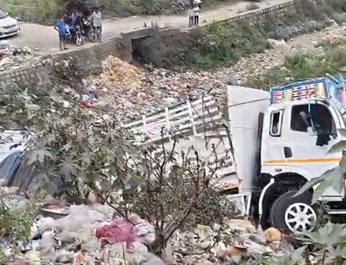 Vikasnagar: खौफनाक रात का मंजर, ट्रक की रेलिंग तोड़कर बरसाती नाले में गिरने की घटना