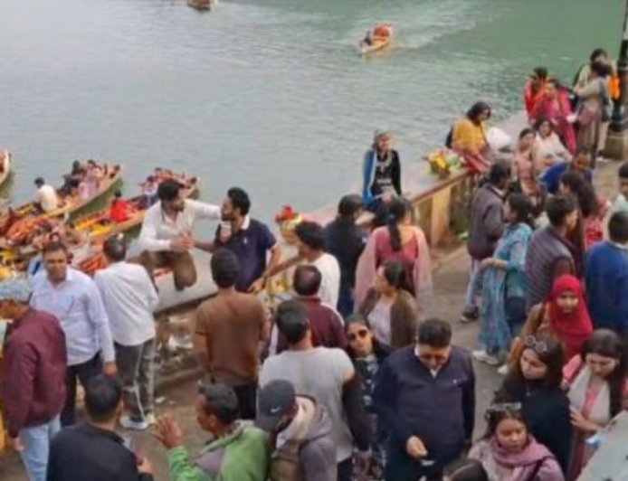 नैनीताल में वीकेंड पर ट्रैफिक का कहर! भीड़-भाड़ ने पर्यटकों को किया परेशान