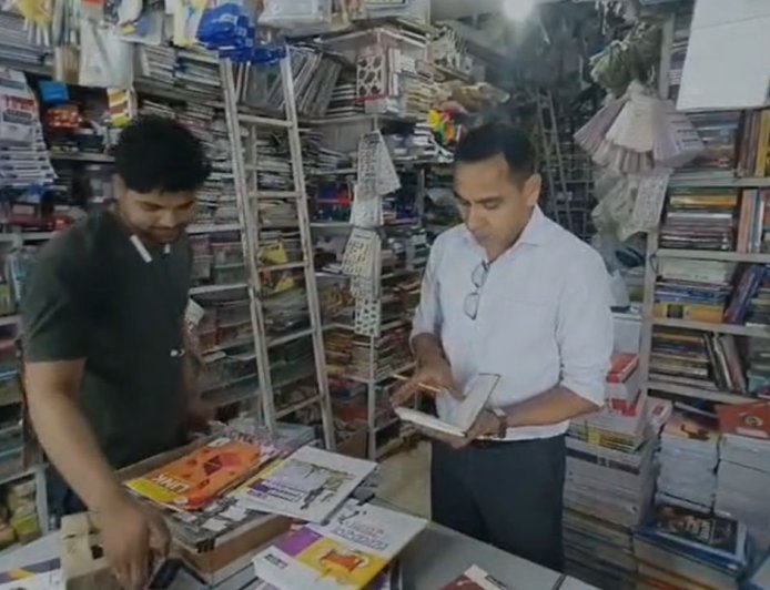 रामनगर में स्कूलों की मनमानी पर प्रशासन का सख्त एक्शन, बुक सेलरों पर छापे