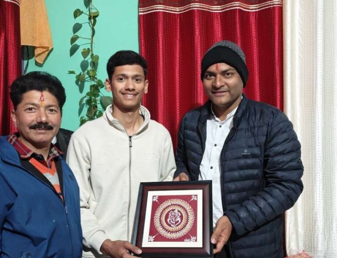 चंपावत का गौरव जोशी: सीडीएस परीक्षा में 114वीं रैंक पर किया गया सम्मानित