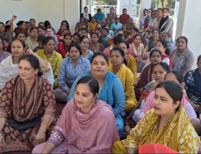 विकास नगर में आंगनवाड़ी कार्यकत्रियों का धरना: मानदेय बढ़ाने की मांग में एतिहासिक नजारा