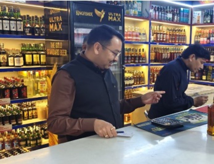 नैनीताल: मदिरा दुकानों पर छापेमारी, ओवररेटिंग के खिलाफ 3.05 लाख का कार्रवाई