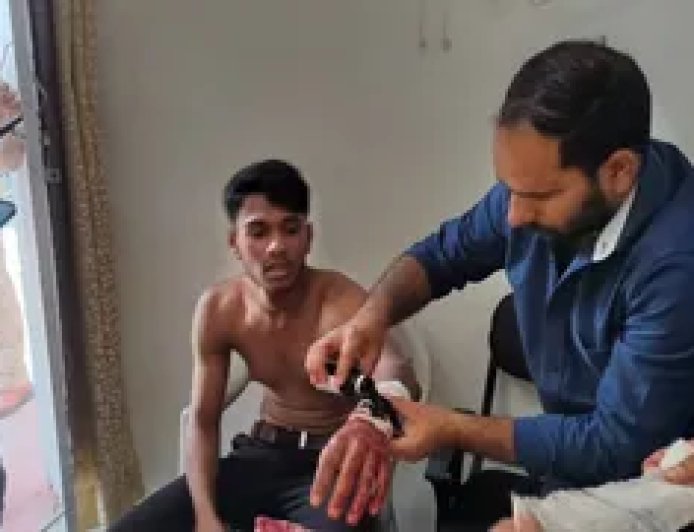 डीएवी पीजी कॉलेज में सांस्कृतिक कार्यक्रम के दौरान चाकू से हमला, छात्रों में मची अफरातफरी