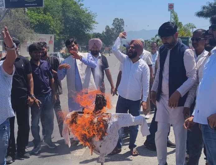 रानीपोखरी में ग्रामीणों का आंदोलन: काली पट्टी और पुतला दहन के जरिए सरकार पर दबाव