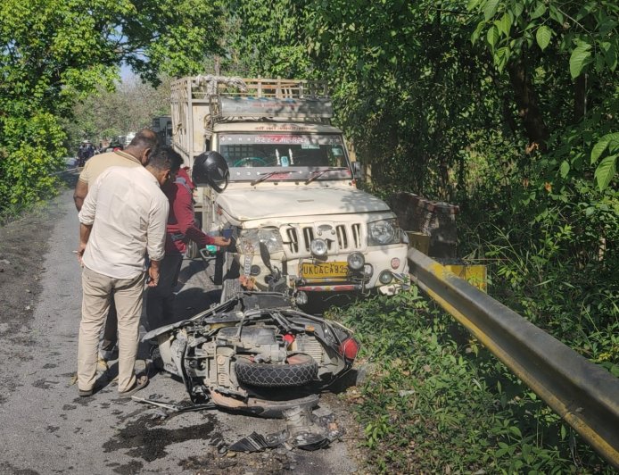 नैनीताल हादसा: स्कूटी और पिकअप के बीच भीषण टक्कर, एक युवती की मौत, दूसरी गंभीर हालत में