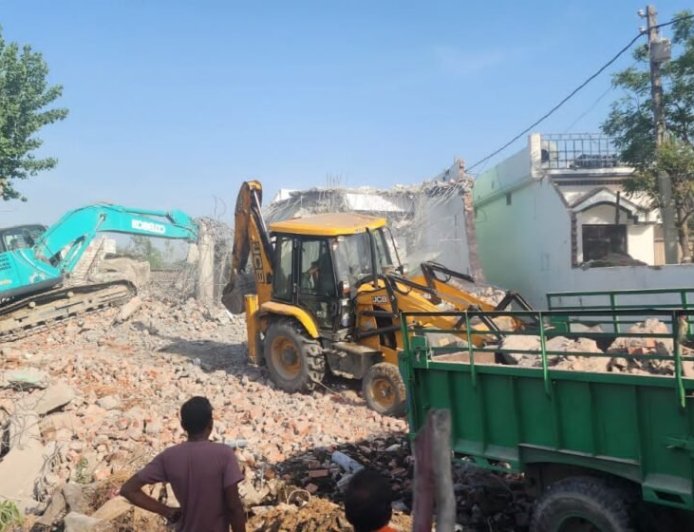उधम सिंह नगर में एक साथ कई अवैध धार्मिक संरचनाएं ध्वस्त