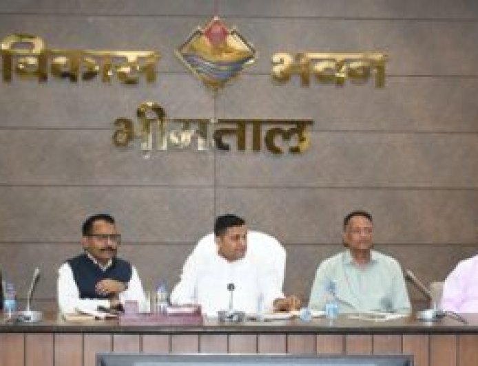 भीमताल में विकास कार्यों पर मंत्री राम सिंह कैड़ा की समीक्षा, अधिकारियों को दिए निर्देश