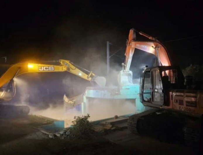 उधम सिंह नगर: रेलवे भूमि पर अवैध मजार का ध्वस्तीकरण, प्रशासन की निर्णायक कार्रवाई