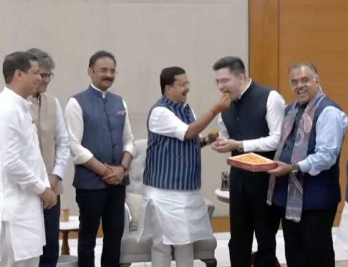 राघव चड्ढा ने थामा BJP का दामन, AAP में मची सियासी हलचल