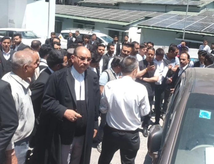 Nainital News: नैनीताल के वकीलों में रोष! कार अंदर मिला था वकील शव