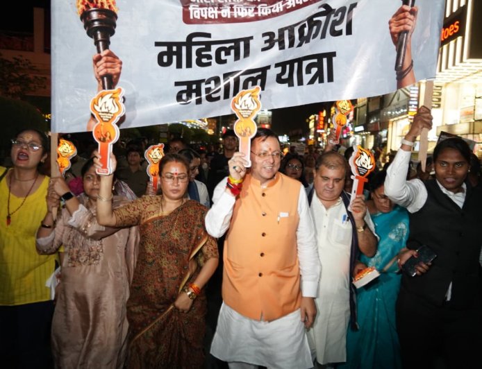 उत्तराखंड: महिलाओं की मशाल यात्रा, धामी ने कहा- अब चुप नहीं रहेगी नारी