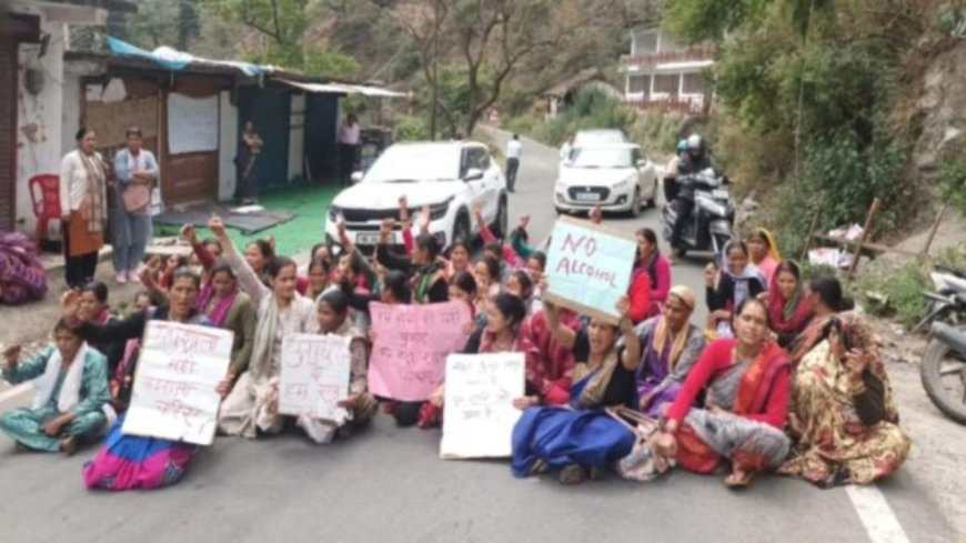 नैनीताल के पहाड़ों में महिलाओं का शांतिपूर्ण विद्रोह, शराब दुकानों के खिलाफ जबरदस्त विरोध