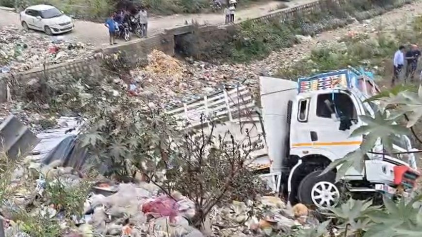 Vikasnagar: खौफनाक रात का मंजर, ट्रक की रेलिंग तोड़कर बरसाती नाले में गिरने की घटना