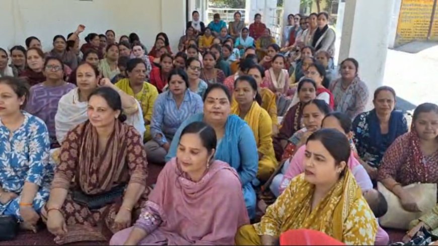 विकास नगर में आंगनवाड़ी कार्यकत्रियों का धरना: मानदेय बढ़ाने की मांग में एतिहासिक नजारा
