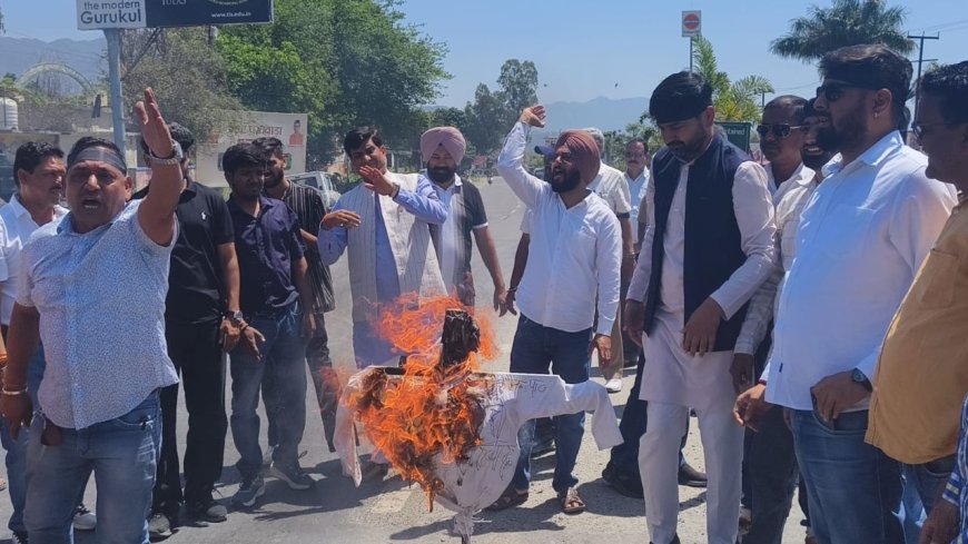 रानीपोखरी में ग्रामीणों का आंदोलन: काली पट्टी और पुतला दहन के जरिए सरकार पर दबाव