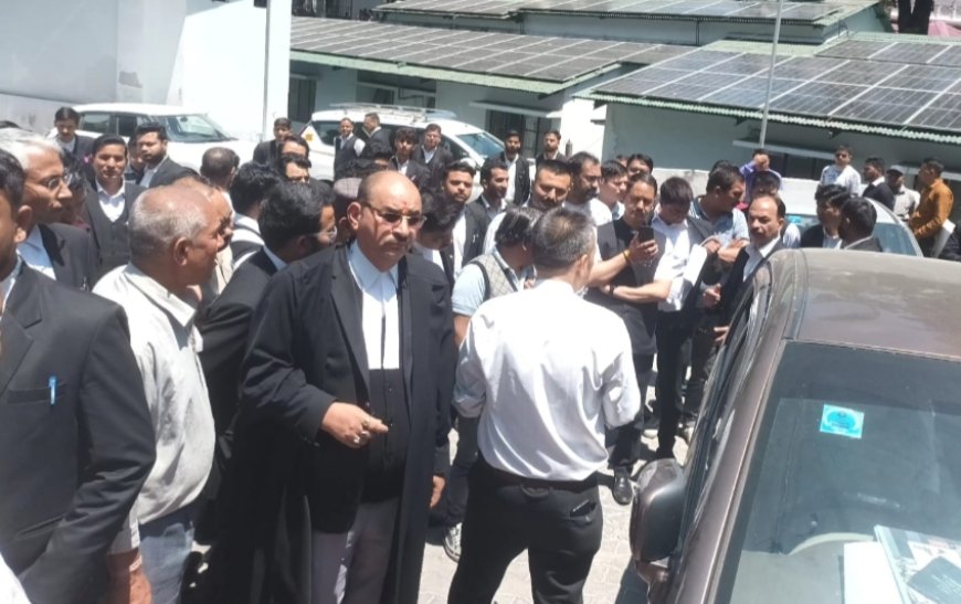 नैनीताल की गुत्थी: वकील का शव कार में मिलने से शहर में हड़कंप, पुलिस की जांच जारी