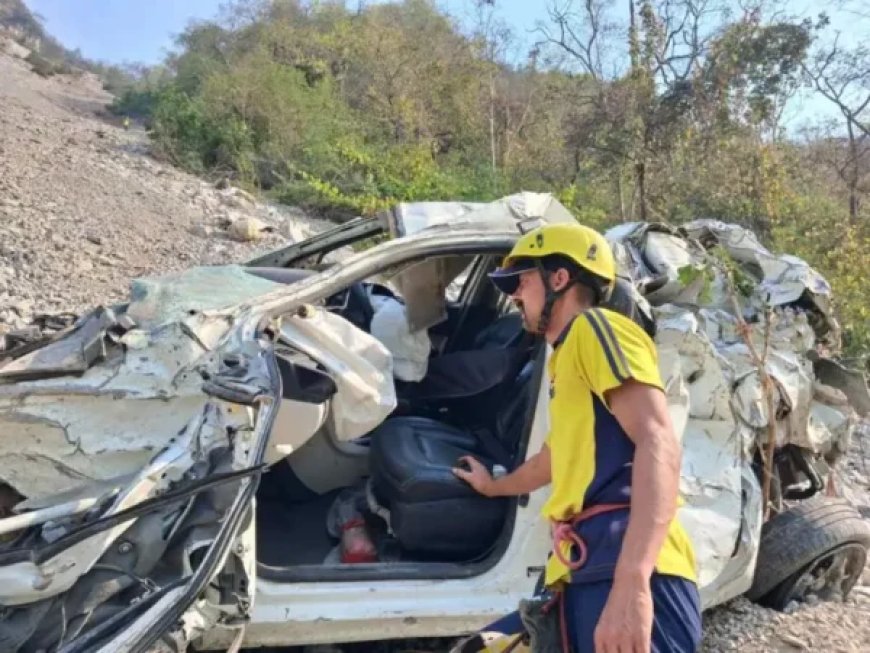 तोताघाटी दुर्घटना: 400 मीटर गहरी खाई में गिरी कार, युवक घायल, युवती लापता - खोज अभियान जारी