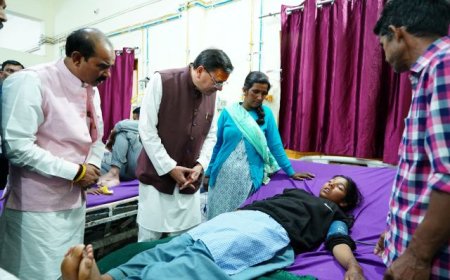 मुख्यमंत्री पुष्कर सिंह धामी का जिला अस्पताल दौरा, मरीजों का जाना हालचाल