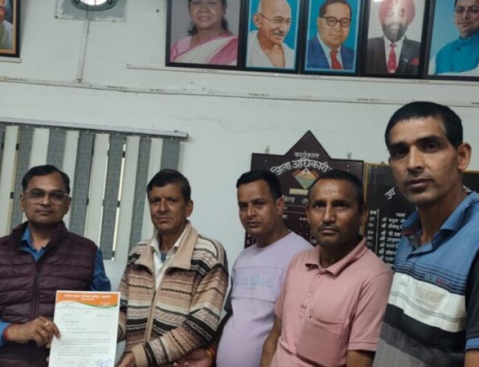 नौ साल बाद भी नहीं बनी सड़क, ग्रामीणों में रोष; सरकारी कार्यक्रमों के बहिष्कार की चेतावनी