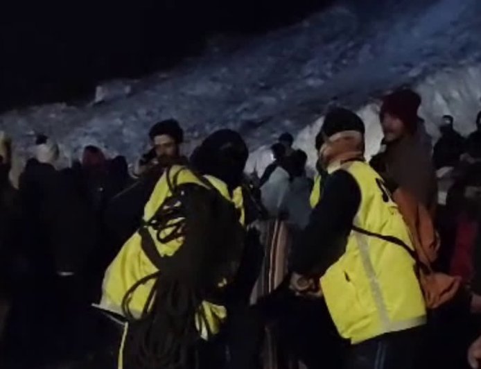 उत्तराखंड: बर्फ से भरे रास्ते पर सेल्फी लेते समय यात्री गिरा, एसडीआरएफ ने बचाई जान
