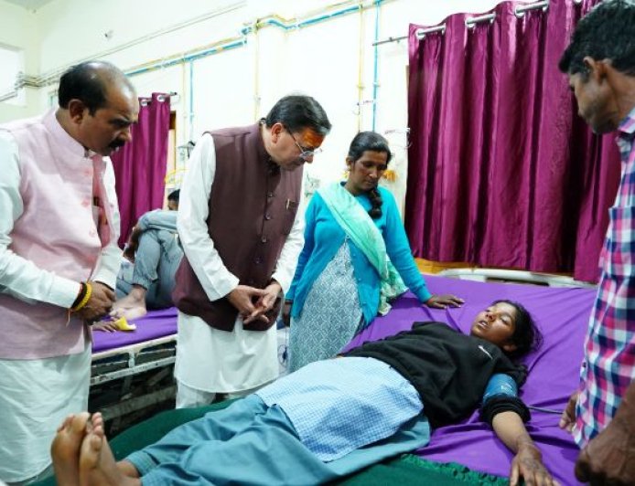 मुख्यमंत्री पुष्कर सिंह धामी का जिला अस्पताल दौरा, मरीजों का जाना हालचाल