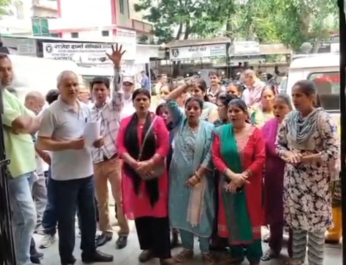 रामनगर के ढिकुली गांव में शराब की दुकान के खिलाफ आंदोलन: महिलाएं आगे आईं