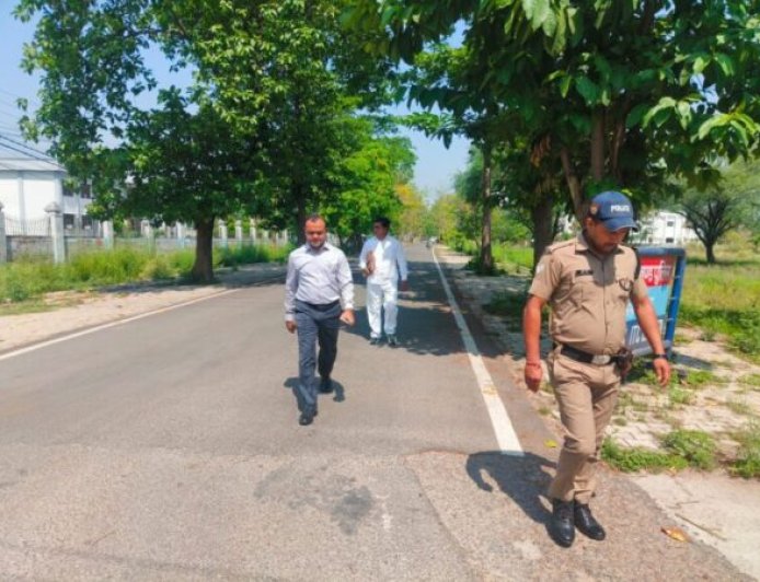 उत्तराखंड में ईंधन बचाने की मुहिम, हरिद्वार डीएम ने पैदल चलकर दिया संदेश