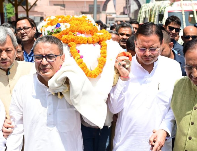 देहरादून: मुख्यमंत्री धामी ने जनरल खंडूड़ी को दी भावभीनी श्रद्धांजलि