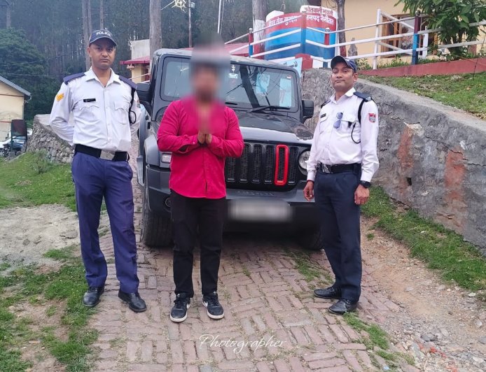 कैची धाम मार्ग पर थार में जानलेवा स्टंट, पुलिस ने कार्यवाही की
