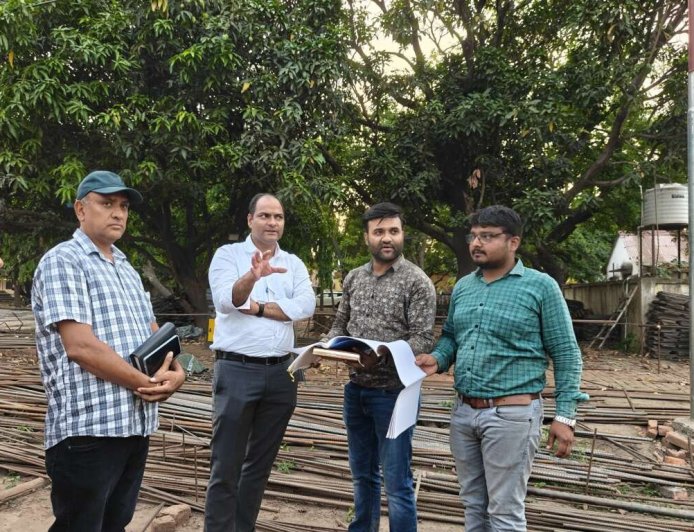 चम्पावत: डीएम मनीष कुमार ने निर्माणाधीन स्टेट गेस्ट हाउस का निरीक्षण, कार्यों की गति बढ़ाने के दिए निर्देश