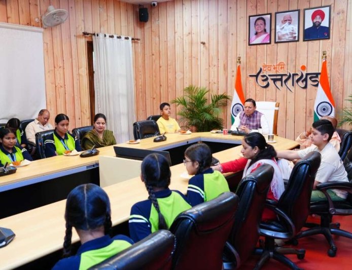 मुख्यमंत्री धामी ने बालिकाओं के साथ सुनी पीएम मोदी की 'मन की बात', कहा- यह है सशक्त बदलाव का माध्यम