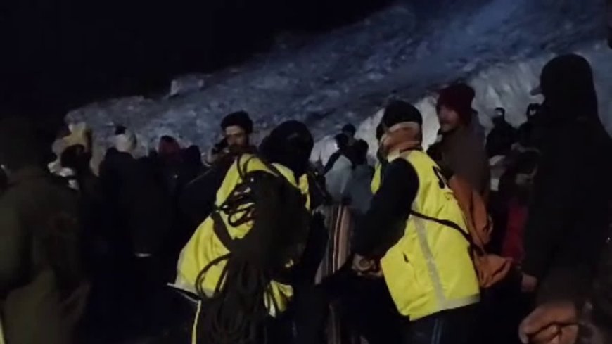 उत्तराखंड: बर्फ से भरे रास्ते पर सेल्फी लेते समय यात्री गिरा, एसडीआरएफ ने बचाई जान