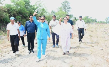 खेल विश्वविद्यालय की भूमि का निरीक्षण करने पहुंचीं रेखा आर्या, मिट्टी माथे से लगाकर किया नमन