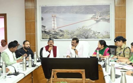 टिहरी में विकास कार्यों और जनसमस्याओं पर चर्चा, मुख्य सचिव ने दिए त्वरित समाधान के निर्देश