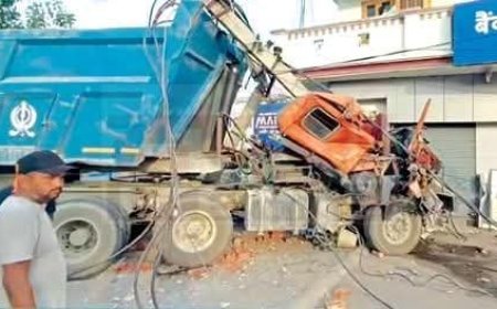उत्तराखंड: बेकाबू डंपर बैंक में घुसा, ट्रांसफार्मर और एटीएम क्षतिग्रस्त
