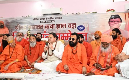 मुख्यमंत्री पुष्कर सिंह धामी ने विशाल संत सम्मेलन में प्रतिभाग करते हुए पूज्य संत-महात्माओं का अभिनंदन किया