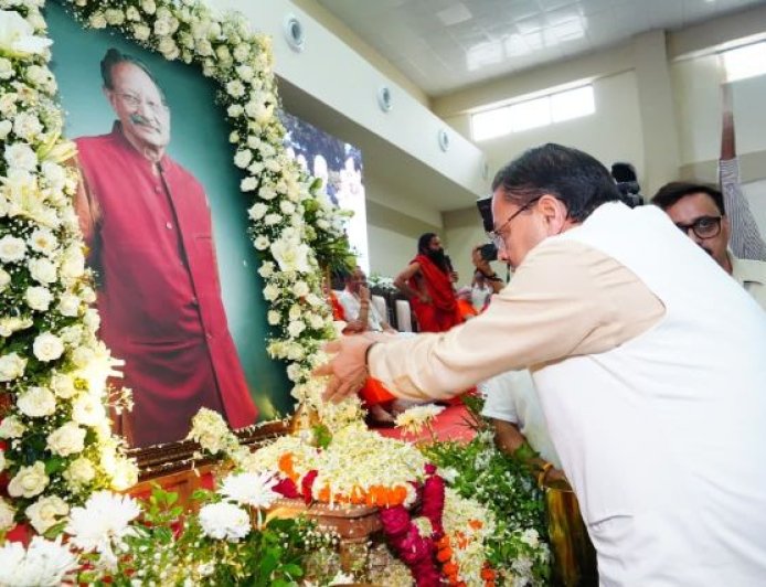मुख्यमंत्री पुष्कर सिंह धामी ने मेजर जनरल (रिटायर) भुवन चंद्र खण्डूड़ी को दी श्रद्धांजलि