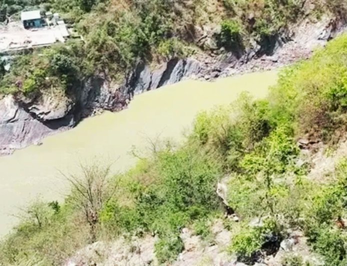 देवप्रयाग में भीषण सड़क दुर्घटना, अलकनंदा नदी में गिर गई कार; सर्च ऑपरेशन जारी