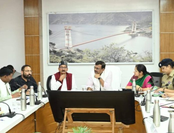 टिहरी में विकास कार्यों और जनसमस्याओं पर चर्चा, मुख्य सचिव ने दिए त्वरित समाधान के निर्देश