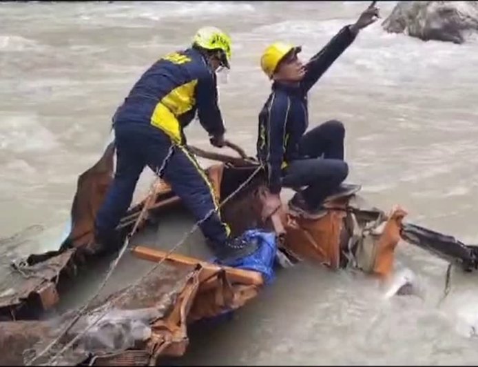 उत्तराखंड: ट्रक दुर्घटना ने ली चालक की जान, अलकनंदा नदी में गिरा वाहन
