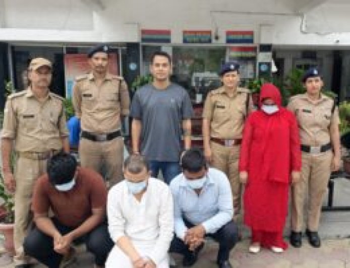 हल्द्वानी में स्पा सेंटर पर पुलिस की छापेमारी, सेक्स रैकेट का पर्दाफाश