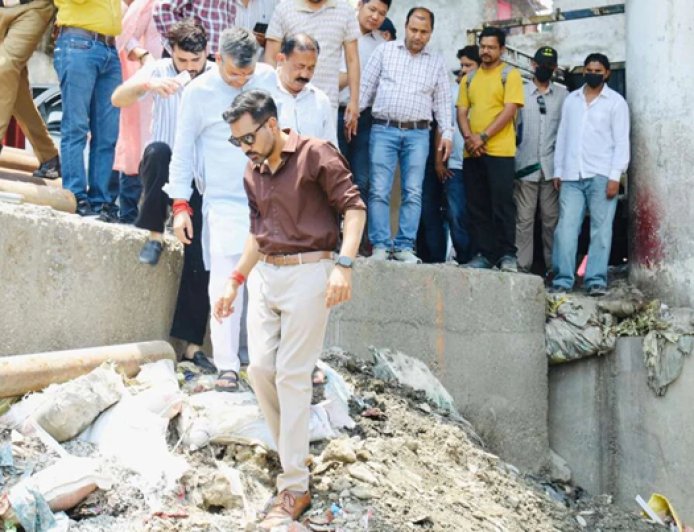 देहरादून में रिस्पना नदी के पुनरुद्धार अभियान की गति में तेजी, डीएम ने की निरीक्षण