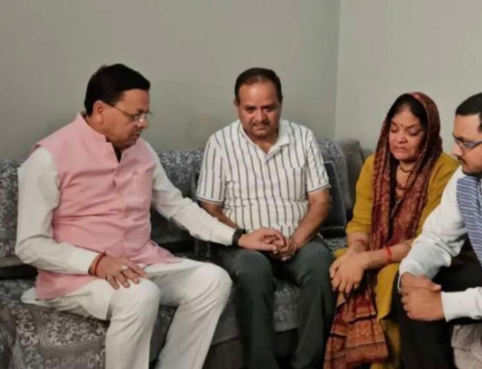 मुख्यमंत्री धामी ने शहीद लेफ्टिनेंट बीरेश्वर गोस्वामी के परिवार से मिलकर किया श्रद्धांजलि अर्पित