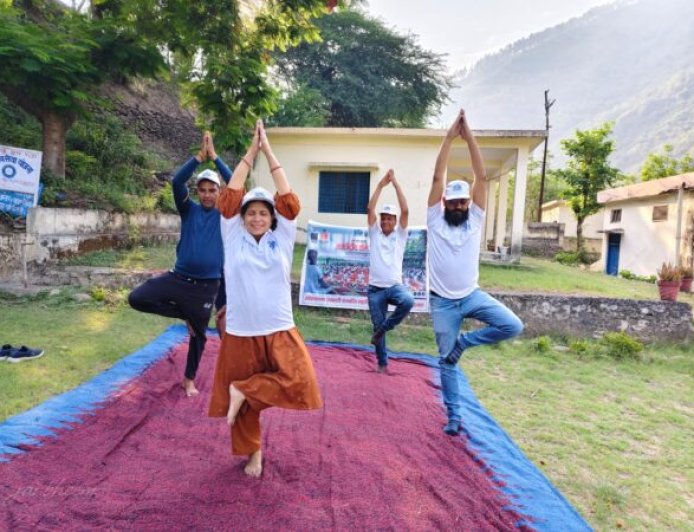 देवप्रयाग महाविद्यालय में धूमधाम के साथ अंतरराष्ट्रीय योग दिवस का उत्सव, छात्रों ने किया योगाभ्यास