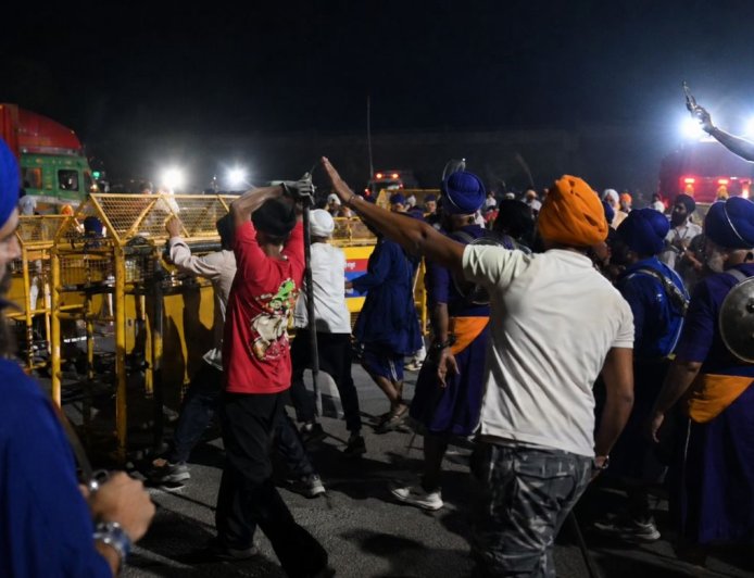 देहरादून में निहंगों का बवाल: बैरिकेड तोड़कर उत्तराखंड में घुसपैठ, जानें पूरी कहानी